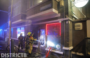 Explosie en brand bij café veroorzaakt flinke schade Troelstrakade Den Haag
