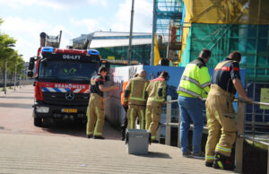 Brandweer bevrijdt nijlgans bij brug Houttuinen Delft