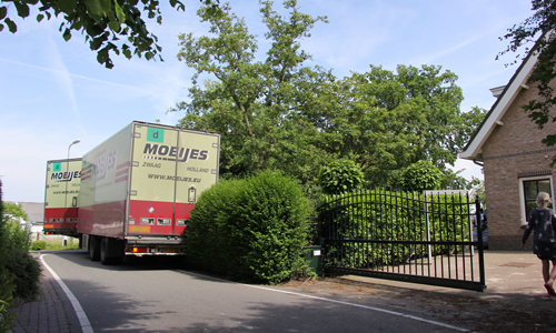 25 juni Vrachtwagen verwoest deel voortuin Noordhoornseweg Den Hoorn