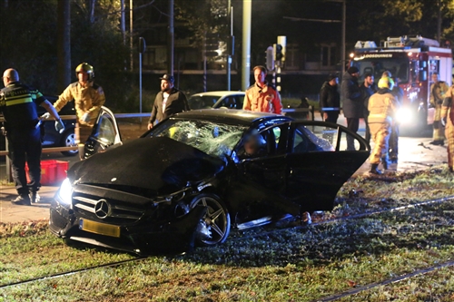 6 oktober Meerdere gewonden bij fikse crash tussen twee auto’s Meppelweg Den Haag