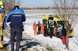 Schaatser zwaargewond na botsing op natuurijs Vlaardingsekade Schipluiden