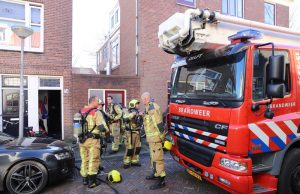 Brand in woning, brandweerwagens komen er niet door Sint Olofslaan Delft