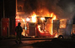 Uitslaande brand verwoest deel van bouwkeet Jan de Oudeweg Delft