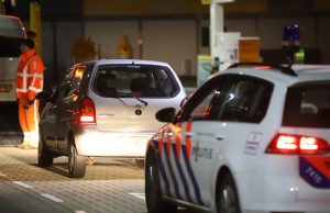 Politie haalt gestolen auto van de snelweg A4 Den Hoorn