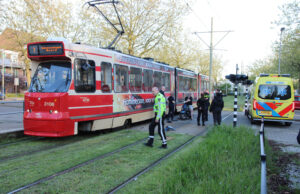 Gewonde bij ongeval tussen scooter en tram Afrikalaan Delft