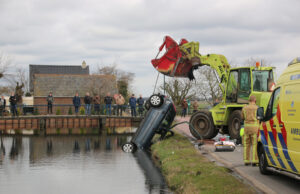 Hulpdiensten rukken massaal uit voor ‘auto te water’; bestuurder overleden Wilsveen Leidschendam