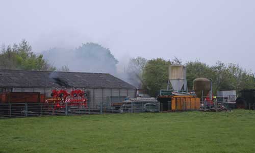 7 mei Brandweer druk bezig met brand in schuur Oostgaag Maasland