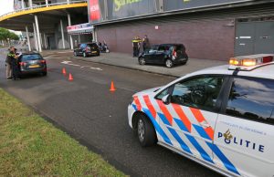 Twee auto’s botsen op elkaar op de Waldorpstraat; bussen rijden om Waldorpstraat Den Haag
