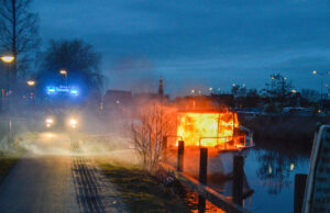 Pleziervaartuig volledig afgebrand aan Wipperskade Maassluis