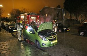 Auto flink beschadigd na brand Drapeniersgaarde Den Haag