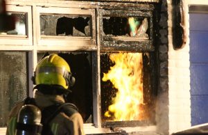 Gasleiding geraakt bij brand in autogarage Carelshavenstraat Den Haag