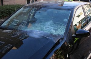 Zwaar vuurwerk vernield auto Van Everdingenstraat Voorburg