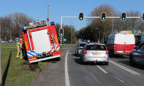 19 maart Brandweerwagen op kantelen na uitwijkmanoeuvre Kruithuisweg/N470 Delft