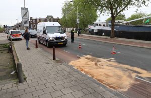 Touringbus laat kilometers lang spoor achter door lekkage Oostsingel Delft