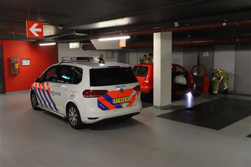 27 oktober Automobilist botst op elektrakast in parkeergarage Muzenplein Den Haag