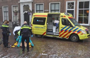 16 december Vrouw zwaargewond na val met fiets door gladheid Oude Delft Delft