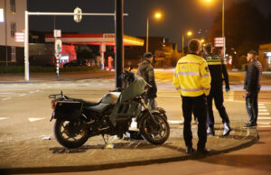Automobilist vlucht na aanrijding met motorrijder Oosteinde Den Haag