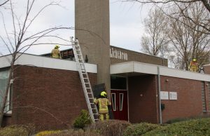 Brandweer verwijdert dak platen na stormschade Wateringen