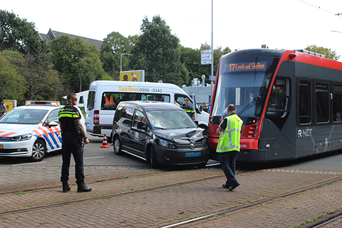31 augustus Tramverkeer gestremd door aanrijding met taxibus Burgemeester Elsenlaan Rijswijk