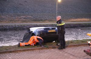 Auto raakt bijna te water bij ADO Den Haag stadion Haags Kwartier Den Haag