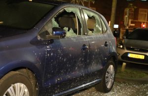 Auto en woning beschadigd door vuurwerkbom Loosduinsekade Den Haag