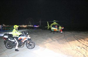 Traumahelikopter landt op strand voor noodsituatie in lobby hotel Scheveningen
