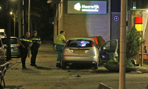 21 september Automobilist ramt brievenbus en eindigt tegen gevel Ulenpasstraat Den Haag