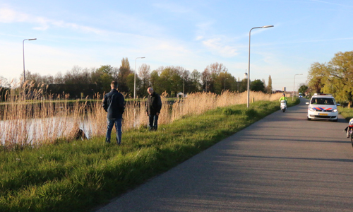1 mei Man onder invloed van drugs springt in water Tramkade Schipluiden