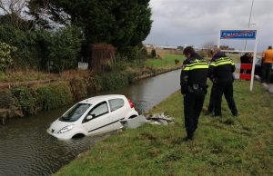 Automobilist raakt te water langs Van Luyklaan Kwintsheul