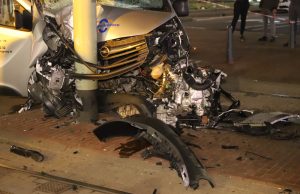 Busje van uitzendbureau knalt tegen paal Hobbemaplein Den Haag