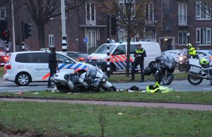 Motoragent gewond na aanrijding met auto Loevesteinlaan Den Haag