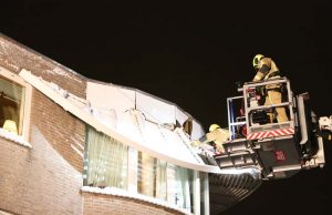 Deel van overkapping en gevel van appartementencomplex komt los Poeldijksepad Honselersdijk