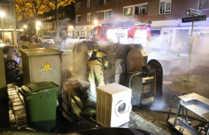 Opnieuw containers en grofvuil in brand gestoken in Delftse wijk Vrijenban Boeroestraat Delft