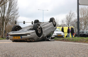 Auto belandt op z’n kop na ongeval Australiëweg Zoetermeer