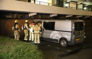Geparkeerd busje achter flat in brand gestoken Prins Johan Willem Frisolaan Leidschendam