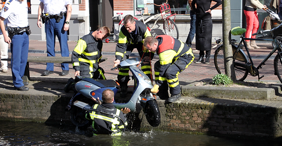 Brandweer haalt scooter uit het water Binnenwatersloot