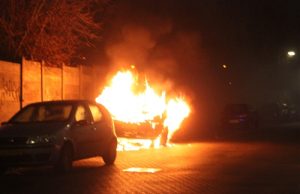 30 december Auto gaat in vlammen op Trekvlietplein Den Haag