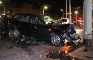 4 december Auto komt tot stilstand op Hagenaartje Hobbemaplein Den Haag