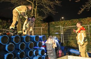 Kat bekneld tussen stapel buizen Zuideindseweg Delfgauw