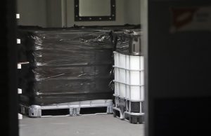 Politie onderzoekt vondst vaten met vloeistof, 33 jarige man aangehouden Marktweg Den Haag