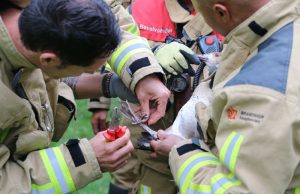Gans heeft vishaak ingeslikt en zit vast in visdraad Jaffalaan Delft
