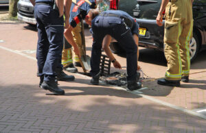 Brandweer haalt autosleutel uit put Elzenlaan Delft