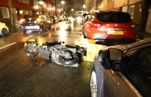 Bezorgscooter knalt op spiegel van geparkeerde auto en wordt aangereden Koningstraat Den Haag