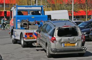 Auto rijdt viswinkel binnen Ambachtsgaarde Den Haag