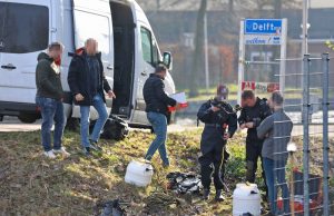 Duikers van defensie doorzoeken sloot Haantje Rijswijk