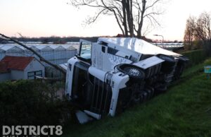 Vrachtwagenchauffeur raakt van de weg en belandt onderaan de dijk N220 Maasdijk