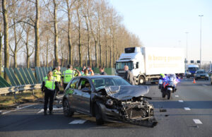 Veel schade bij ongeval tussen twee voertuigen A13 Delft