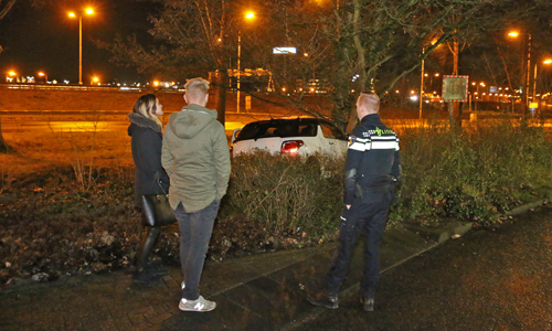 2 januari Auto vliegt uit de bocht en beland tegen boom Staalweg Delft