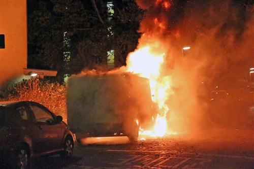21 november Busje gaat volledig in vlammen op Fluitenbergstraat Den Haag