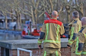 11 december Brandweer doorzoekt water na drijvende tas Zuidwal Delft